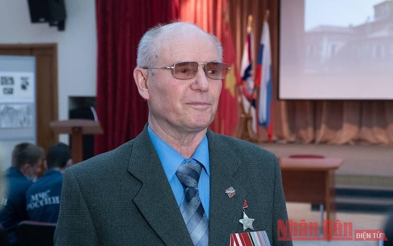 Chủ tịch Hội Cựu chiến binh Nga từng công tác tại Việt Nam Nikolai Kolesnik chia sẻ “Ngày 30-4 cũng là ngày lễ của chúng tôi - những cựu chiến binh Nga từng công tác tại Việt Nam”. (Ảnh: Quế Anh) Mít-tinh kỷ niệm 46 năm thống nhất đất nước tại Nga -0