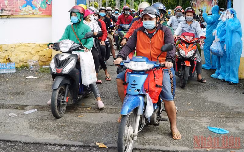 Người dân Sóc Trăng trở về từ ngoài tỉnh được đón, bố trí cách ly y tế miễn phí để sàng lọc Covid-19.