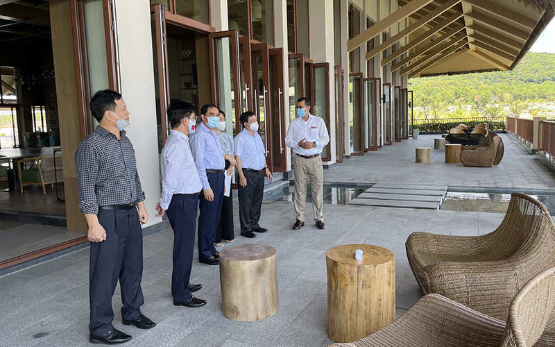 Đoàn công tác kiểm tra tại một cơ sở lưu trú. (Ảnh: TCDL) Phú Quốc đã hoàn tất công tác chuẩn bị đón khách quốc tế -0