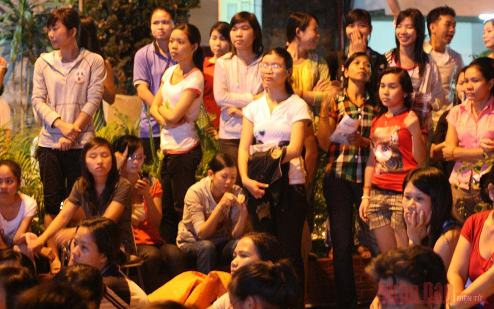 Khán giả tại một buổi giao lưu với nghệ sĩ tại LHP lần thứ 16, diễn ra ở thành phố Hồ Chí Minh. Liên hoan phim Việt Nam: Cần chuyên nghiệp hơn -0