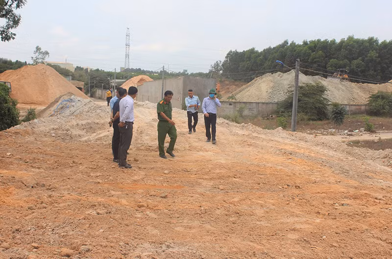 Đoàn liên ngành UBND TP Biên Hòa kiểm tra bãi rửa cát không rõ nguồn gốc.