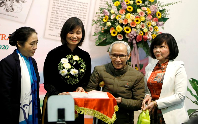 Cựu chiến binh, thương binh, cựu tù binh Phú Quốc Ngô Chính Chữ trao tặng kỷ vật của mình cho Bảo tàng Phụ nữ Việt Nam. Ra mắt Câu lạc bộ “Trái tim người lính” -0
