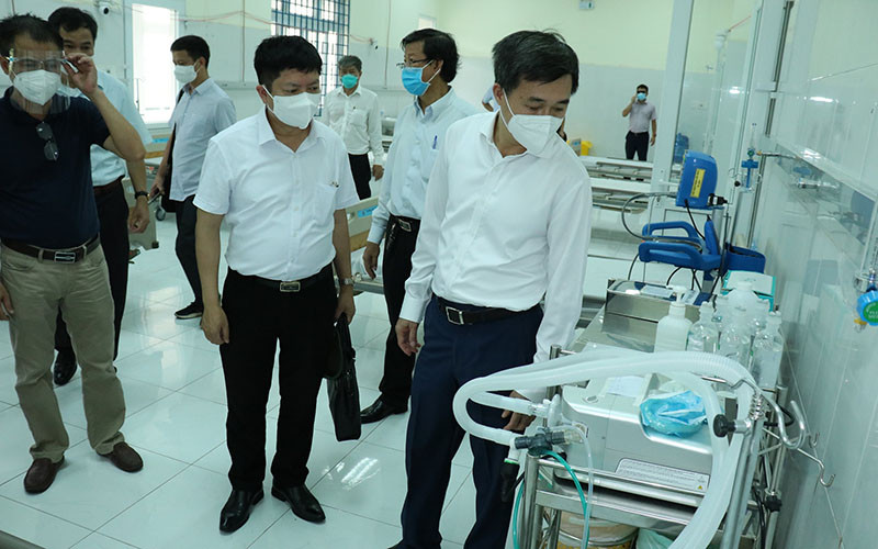 Đoàn công tác Bộ Y tế kiểm tra trang thiết bị y tế tại cơ sở điều trị. Số ca F0 tăng nhanh, Bình Dương gấp rút chuyển mô hình điều trị tháp