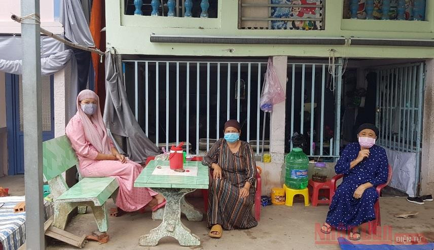 Đồng bào Chăm luôn ý thức đeo khẩu trang phòng chống dịch.