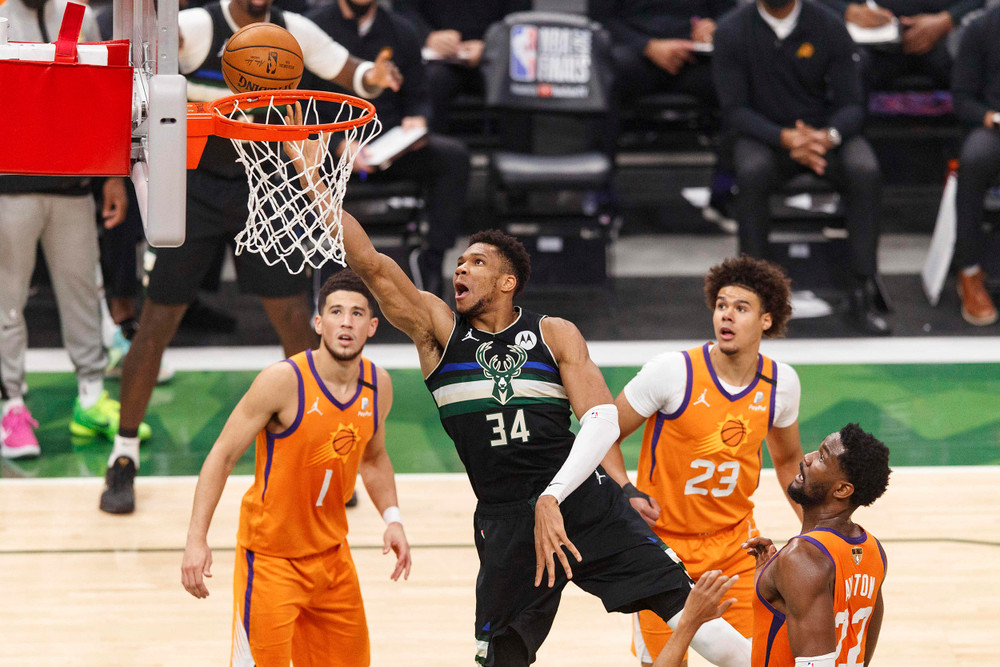 Một mình Giannis ghi 50/105 điểm cho Milwaukee Bucks trong trận đấu quyết định. (Ảnh: NBA) Milwaukee Bucks vô địch NBA mùa giải 2020/21 -0