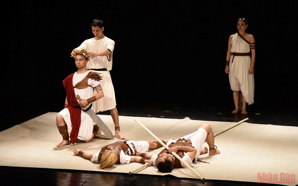 Một cảnh trong vở diễn “Antigone” của tối 6/11.