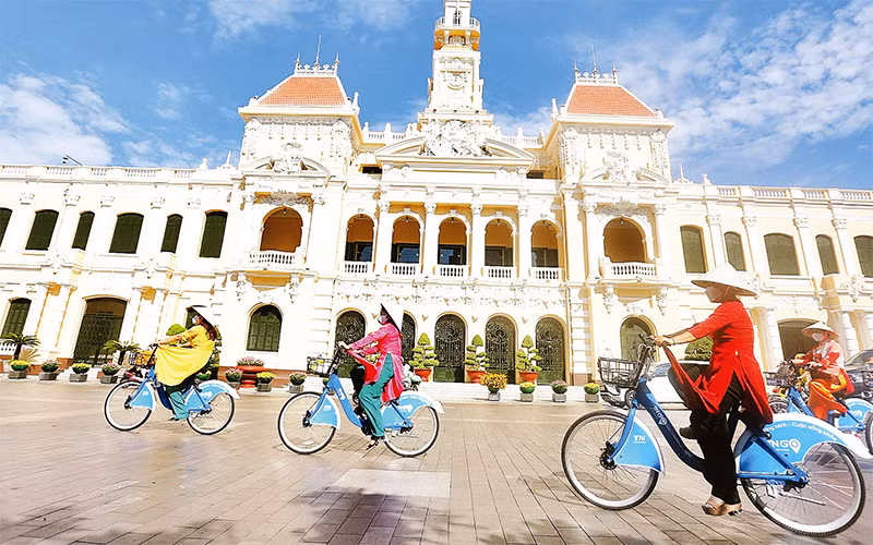 Người dân trải nghiệm xe đạp công cộng tại thành phố Hồ Chí Minh.