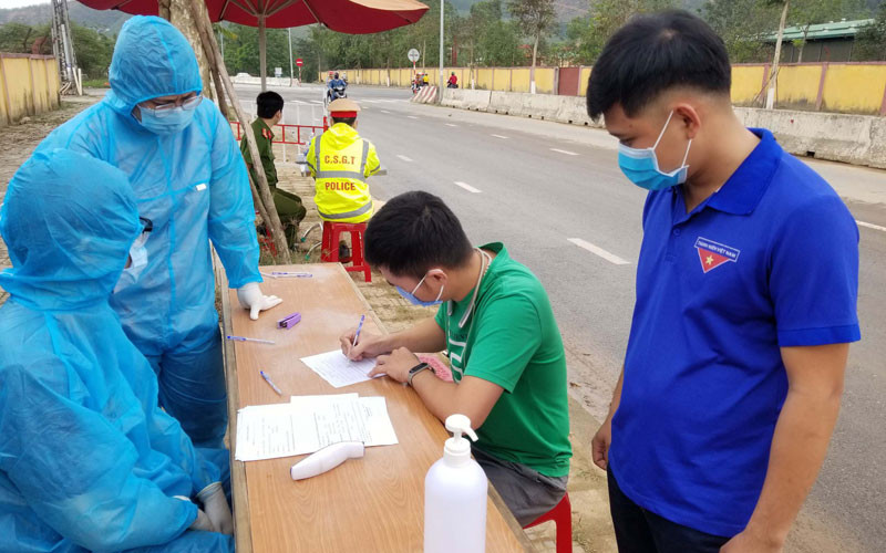Hướng dẫn người dân chấp hành các quy định phòng, chống dịch. Tuổi trẻ Đà Nẵng tình nguyện trực chốt kiểm soát xuyên Tết -0