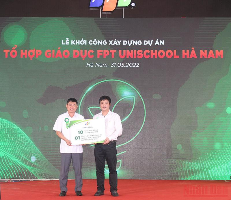 Tập đoàn FPT đã trao tặng 10 suất học bổng tại Đại học FPT và 1 suất học bổng Thạc sĩ tại Đại học Cambridge (Vương quốc Anh) cho các học sinh ưu tú tỉnh Hà Nam. Tập đoàn FPT khởi công khu tổ hợp giáo dục Unischool Hà Nam -0
