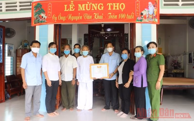 Chủ tịch Ủy ban MTTQ Việt Nam tỉnh Đồng Tháp Lê Thành Công tặng Bằng khen của Ủy ban MTTQ Việt Nam tỉnh cho cụ Nguyễn Văn Khai.