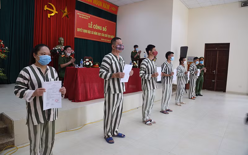 Các phạm nhân nhận quyết định đặc xá của Chủ tịch nước.