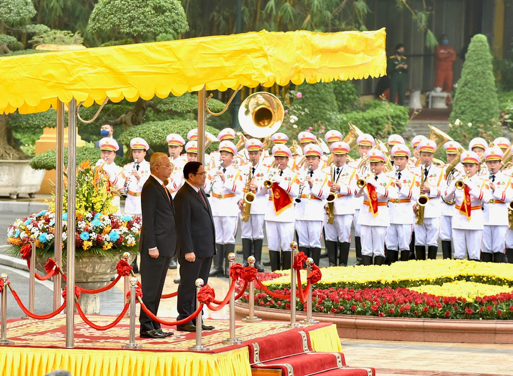 Thủ tướng Phạm Minh Chính và Thủ tướng Malaysia Dato’ Sri Ismail Sabri bin Yaakob nghe quân nhạc cử Quốc thiều hai nước. 5.jpg -0