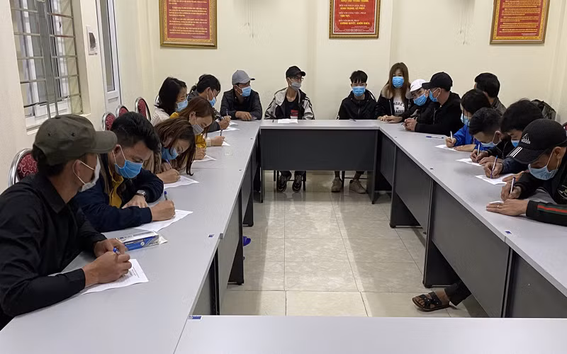 Các công dân có ý định xuất cảnh trái phép viết cam kết trở về địa phương, không xuất cảnh trái phép.