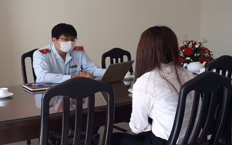 Thanh tra Sở Thông tin và Truyền thông Lâm Đồng làm việc với một trường hợp chia sẻ thông tin sai sự thật.