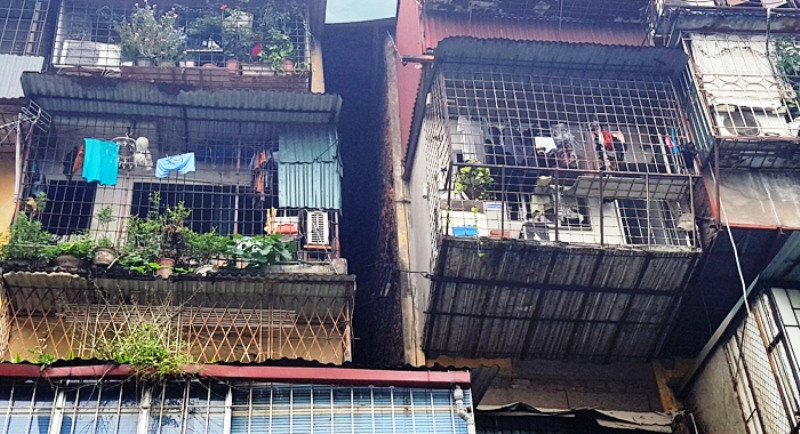 Nhà G6A tập thể Thành Công xuống cấp nghiêm trọng, bị nghiêng tách rời hai đơn nguyên.