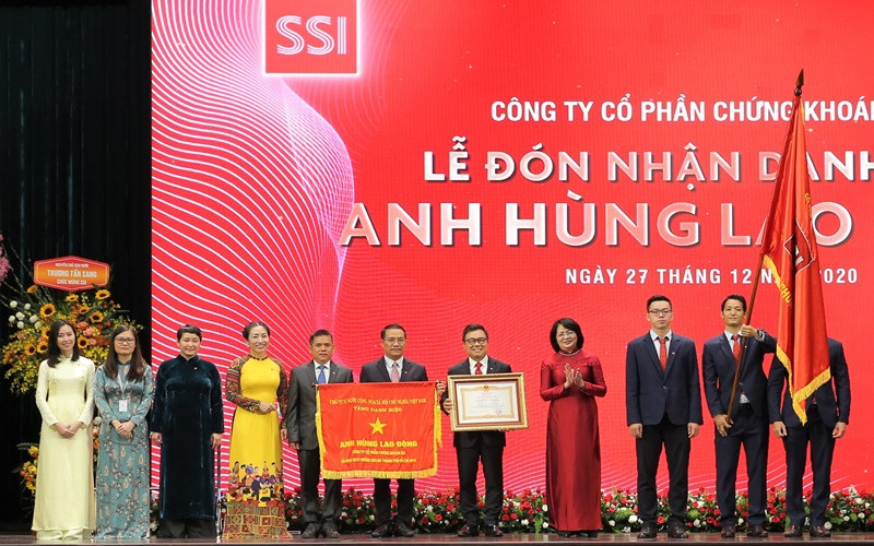 Phó Chủ tịch nước Đặng Thị Ngọc Thịnh (áo đỏ, thứ tư từ phải qua) trao danh hiệu Anh hùng Lao động thời kỳ đổi mới cho SSI. (Ảnh: CTV)