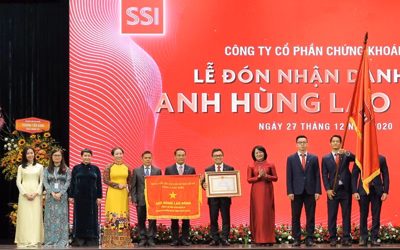 Phó Chủ tịch nước Đặng Thị Ngọc Thịnh (áo đỏ, thứ tư từ phải qua) trao danh hiệu Anh hùng Lao động thời kỳ đổi mới cho SSI. (Ảnh: CTV)