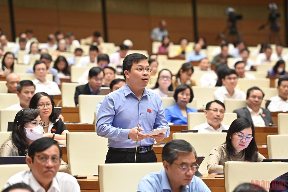 Đại biểu Nguyễn Danh Tú nêu câu hỏi chất vấn Bộ trưởng Tài chính. (Ảnh: LINH NGUYÊN) Lành mạnh hóa thị trường chứng khoán -0