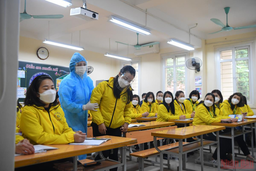 Trong tình huống giả định học sinh ho, sốt tại lớp, nhân viên y tế ngay lập tức sẽ có mặt để đưa học sinh đến phòng cách ly đã chuẩn bị sẵn. (ẢNH: SƠN BÁCH) Trường tiểu học ở Hà Nội đón học sinh trở lại: Cẩn trọng từ khâu nhỏ nhất -0