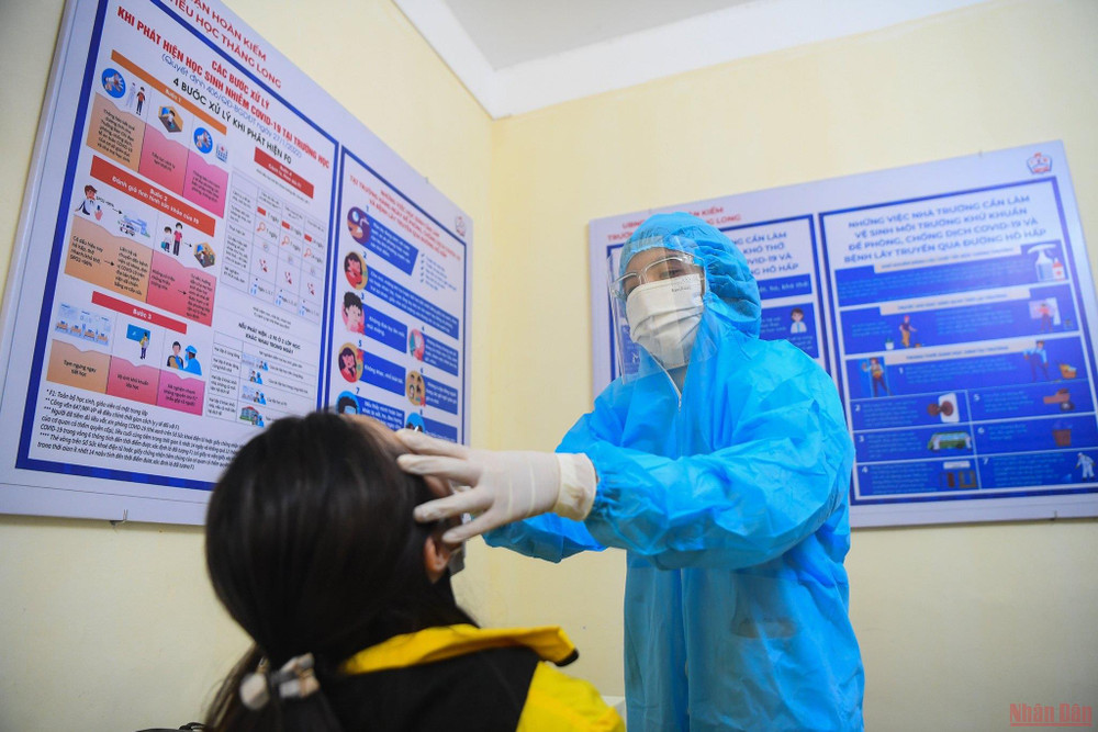 Giả định tình huống lấy mẫu test nhanh cho học sinh tiểu học khi có dấu hiệu ho, sốt. (ẢNH: SƠN BÁCH) Trường tiểu học ở Hà Nội đón học sinh trở lại: Cẩn trọng từ khâu nhỏ nhất -0
