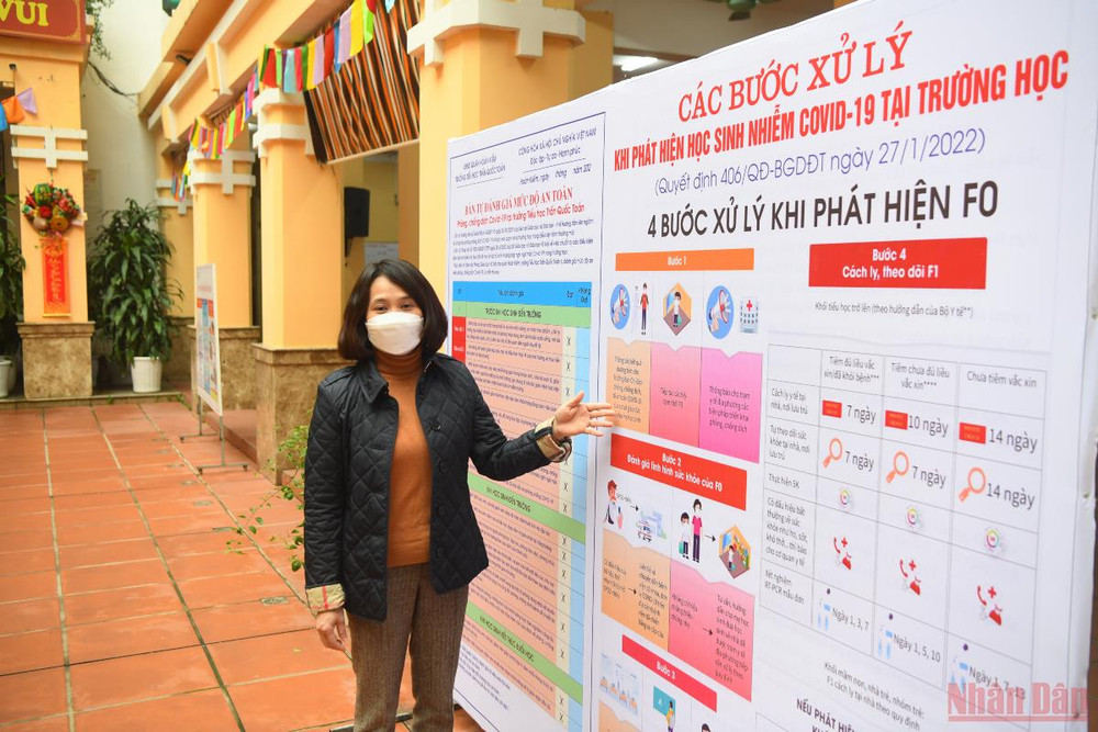 Để chuẩn bị đón học sinh tiểu học trở lại lớp, các trường tiểu học thuộc 12 quận nội thành Hà Nội đã gấp rút chuẩn bị các phương án bảo đảm an toàn. (ẢNH: SƠN BÁCH) Trường tiểu học ở Hà Nội đón học sinh trở lại: Cẩn trọng từ khâu nhỏ nhất -0