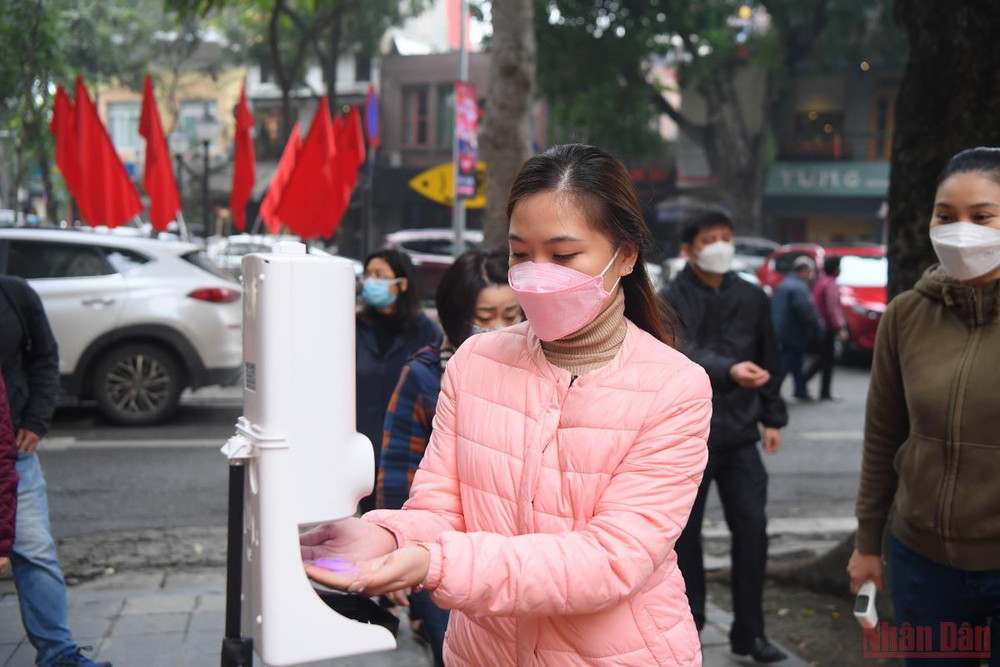 Các thầy, cô tại Trường tiểu học Trần Quốc Toản tiến hành diễn tập phương án đón học sinh cấp 1 trở lại lớp. (ẢNH: SƠN BÁCH) Trường tiểu học ở Hà Nội đón học sinh trở lại: Cẩn trọng từ khâu nhỏ nhất -0