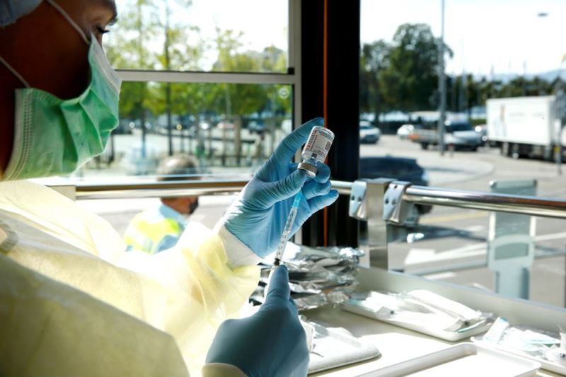 Nhân viên y tế chuẩn bị tiêm vaccine Moderna, Zurich, Thụy Sĩ, ngày 14/9/2021. (Ảnh: Reuters) Lây nhiễm tăng cao, châu Âu tăng cường tiêm phòng Covid-19 -0