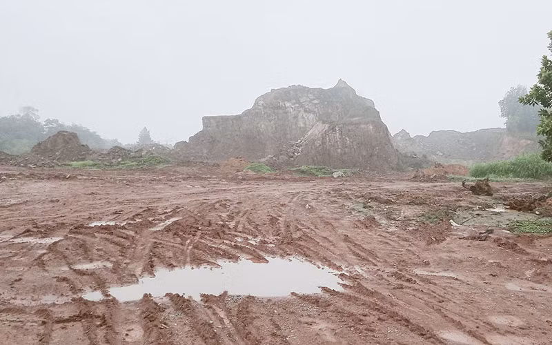 Lượng đất nhỏ tại mỏ Núi Hiếu được Công ty cổ phần Leadertec để lại làm "bình phong" nhằm khai thác đất ngoài chỉ giới.
