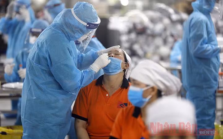 Xét nghiệm Covid-19 cho công nhân khu công nghiệp Quang Châu, Bắc Giang (Ảnh: Duy Linh).