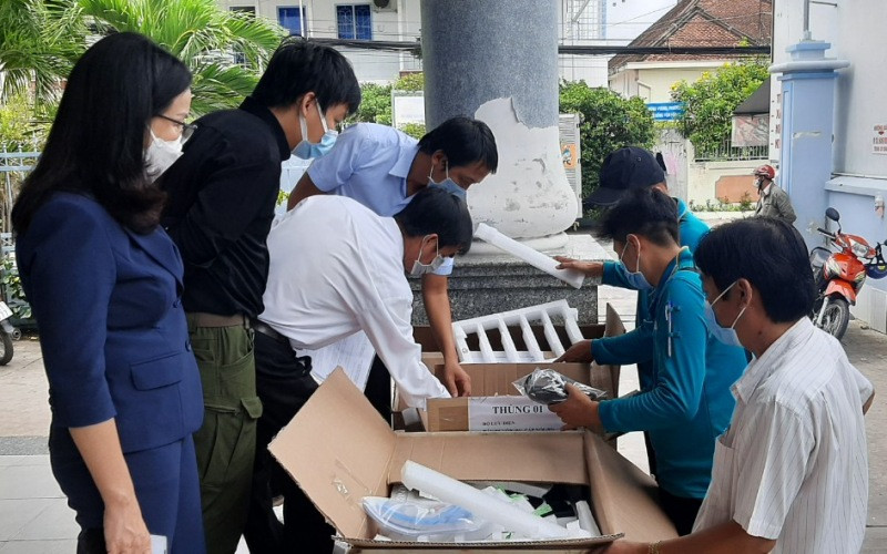 Trung tâm Kiểm soát bệnh tật tỉnh Vĩnh Long tiếp nhận hệ thống xét nghiệm Realtime RT-PCR vào trưa 30/6. Anh_1_8-1625040252025.jpg