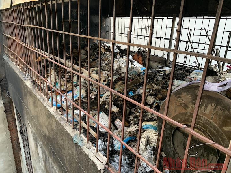 Phần tum của căn nhà số 311, đường Tôn Đức Thắng, quận Đống Đa, Hà Nội, được rào kín và chất đầy hàng hoá. (Ảnh: BÔNG MAI) Phòng cháy tại hộ gia đình: Đừng để mất bò vẫn chưa lo làm chuồng -0