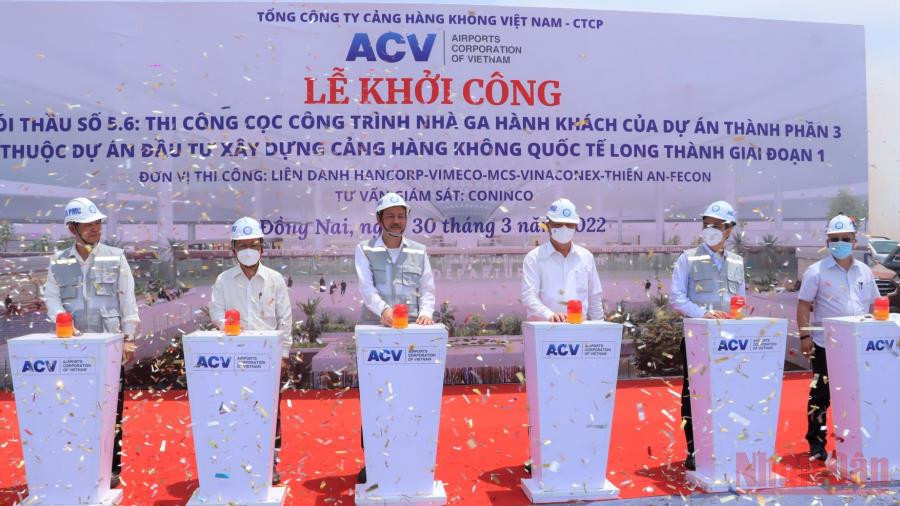 Các đại biểu bấm nút khởi công gói thầu.