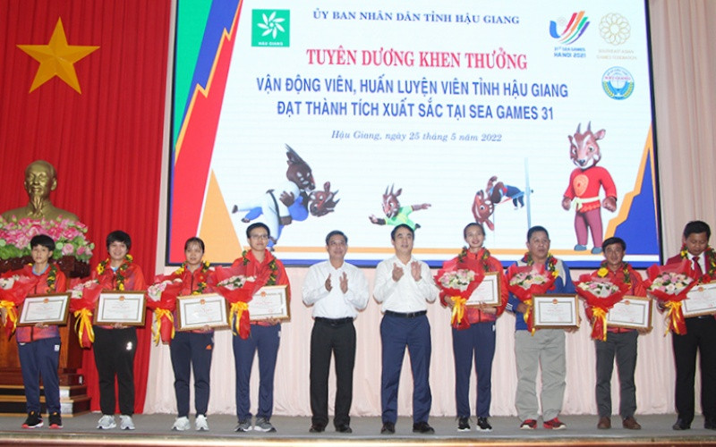 Tặng Bằng khen của Chủ tịch UBND tỉnh cho các vận động viên. Hậu Giang tuyên dương huấn luyện viên, vận động viên đạt thành tích tại SEA Games 31 -0