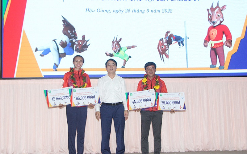 Thưởng nóng cho các vận động viên, huấn luyện viên.