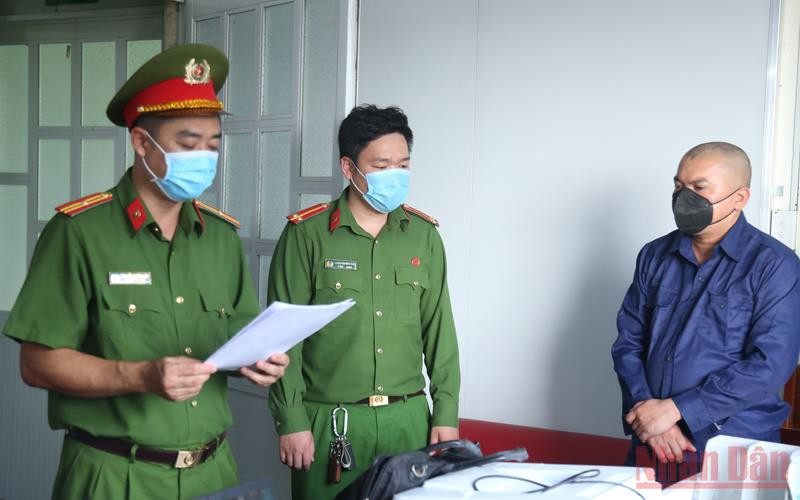 Khởi tố bị can, bắt tạm giam lãnh đạo Công ty Tường Hy Quân. (Ảnh: Công an cung cấp) “Vẽ” dự án và bán đất không phải chủ sỡ hữu để chiếm đoạt tài sản -0