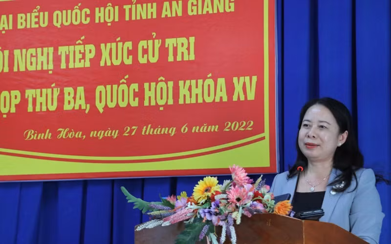 Đồng chí Võ Thị Ánh Xuân phát biểu tại buổi tiếp xúc cử tri huyện Châu Thành.