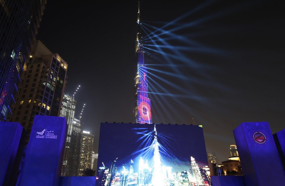 Hình ảnh tàu thăm dò Amal tràn ngập đường phố UAE. Ảnh: AP. Tàu thăm dò của UAE vào quỹ đạo sao Hỏa trong chuyến bay lịch sử -0