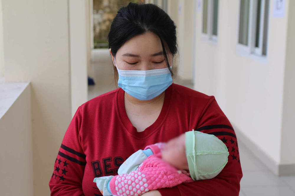 Nhiều em bé phải cách ly cùng mẹ khi gia đình có người mắc Covid-19. Những câu chuyện đặc biệt bên trong khu cách ly -0