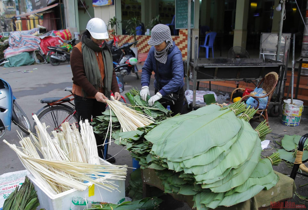 Ngay từ giữa tháng Chạp, nhiều người dân cũng đã tìm đến các khu chợ để mua lá dong về gói bánh chưng chuẩn bị cho dịp Tết Nguyên đán. 15_la_dong_trang_cat-1612948434739.jpg