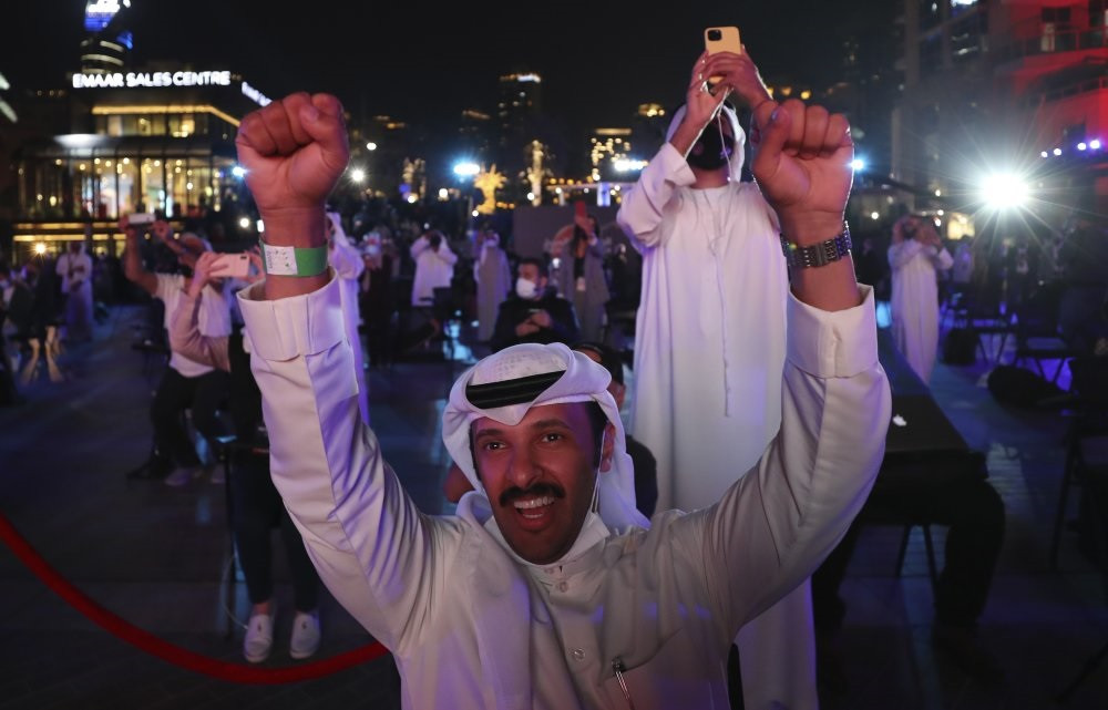Người dân UAE ăn mừng sau khi Tàu thăm dò Amal đi vào quỹ đạo sao Hỏa đêm 9-2.