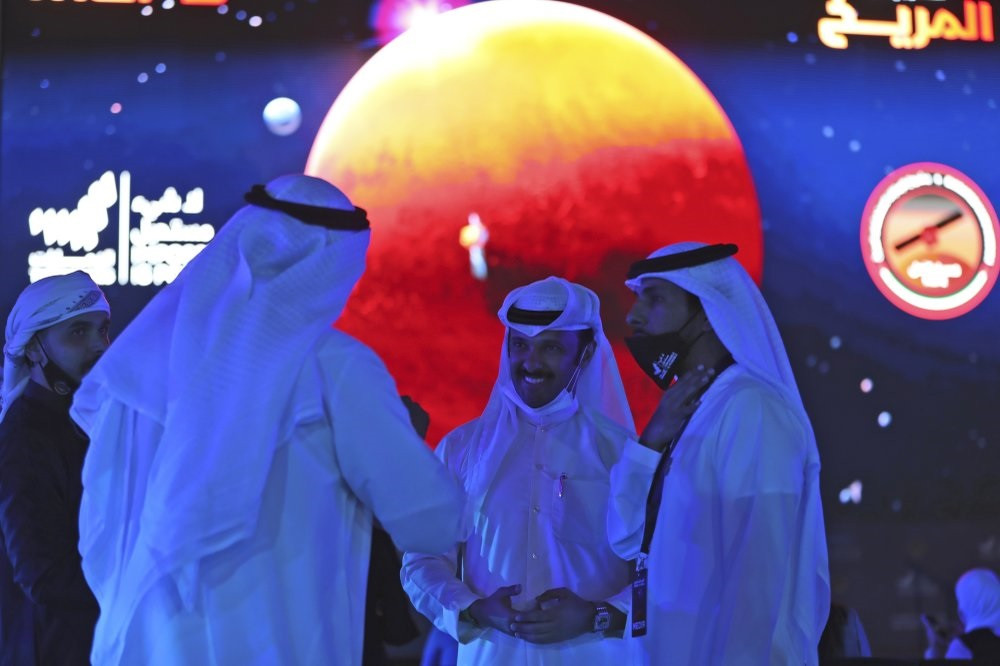 Người dân UAE bày tỏ vui mừng trong buổi phát sóng trực tiếp tàu thăm dò Amal đang cố gắng nhập quỹ đạo sao Hỏa. Ảnh: AP Tàu thăm dò của UAE vào quỹ đạo sao Hỏa trong chuyến bay lịch sử -0