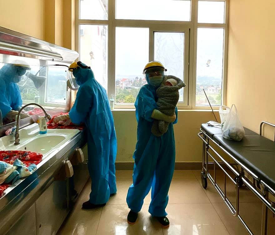 Các nhân viên y tế làm người thân của nhiều em bé sơ sinh trong khu cách ly. Những câu chuyện đặc biệt bên trong khu cách ly -0