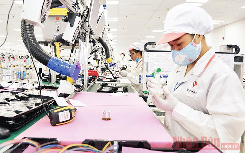 Vận hành dây chuyền sản xuất tại Nhà máy sản xuất thiết bị điện tử Vsmart (Khu công nghệ cao Hòa Lạc). Ảnh minh họa: Viết Chung Tọa đàm trực tuyến “Phát triển thị trường lao động hiện đại tới năm 2030, tầm nhìn 2045” -0