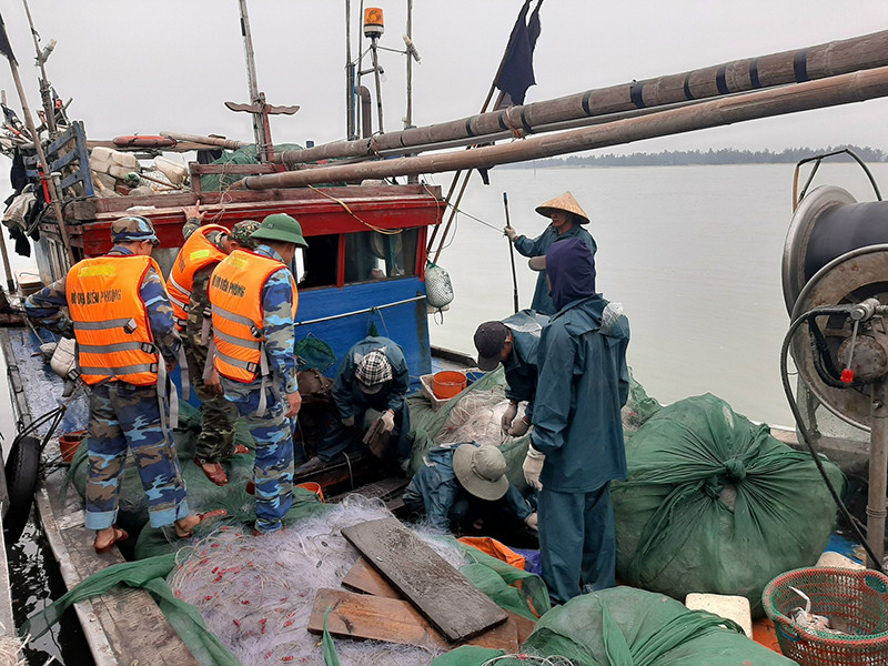 Lực lượng BĐBP Nghệ An kiểm tra các phương tiện vi phạm. Bắt giữ ba tàu cá khai thác thủy sản trái phép trên vùng biển Cửa Lò -0