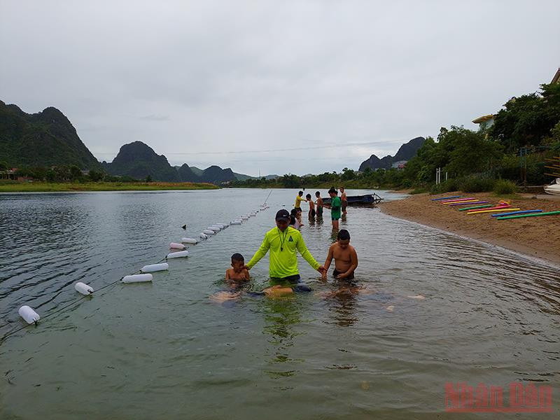 Khó nhất của các em nhỏ khi tập bơi là động tác nín thở dưới nước. Quảng Bình dạy bơi miễn phí cho trẻ em -0