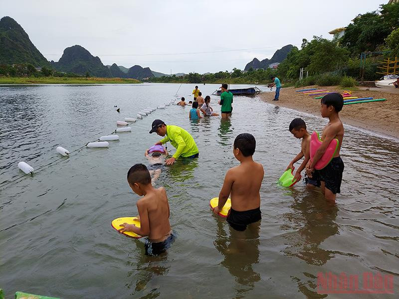 Sông Son mùa này xanh trong, là bể bơi tự nhiên cho trẻ em thỏa thích vùng vẫy. Quảng Bình dạy bơi miễn phí cho trẻ em -0