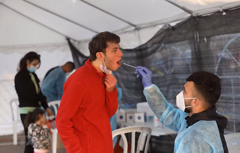 Nhân viên y tế lấy mẫu xét nghiệm Covid-19 cho người dân tại Modiin, Israel ngày 10/1. (Ảnh: THX/TTXVN)
