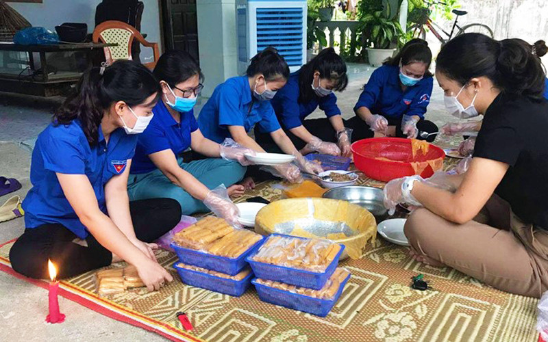 Đoàn viên thanh niên Quảng Bình làm ram chuẩn bị cho bữa sáng gửi người dân TP Hồ Chí Minh. “Cháo canh Quảng Bình- Bữa sáng nghĩa tình cho người cách ly” -0