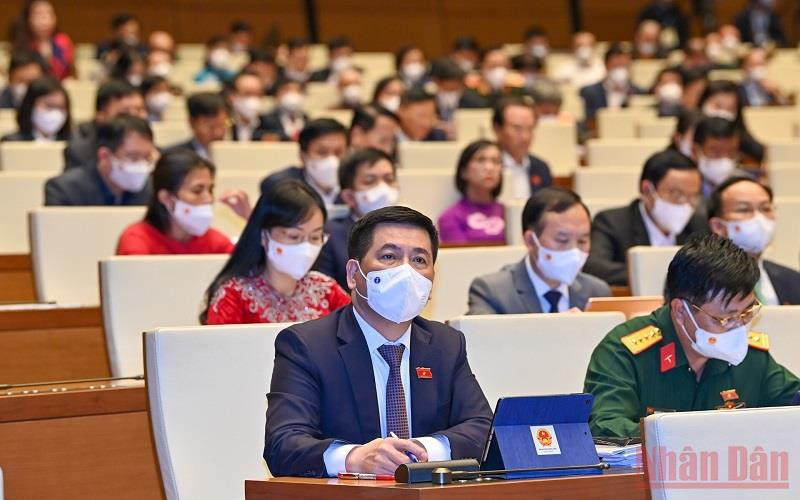 Các đại biểu Quốc hội thảo luận tại hội trường chiều 8/11. (Ảnh: LINH NGUYÊN) Kiên trì chính sách khoan sức dân, nuôi dưỡng nguồn thu -0