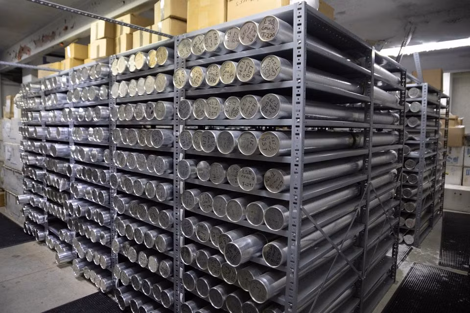 Cuộc chạy đua thu thập lõi băng của các nhà khoa học -0